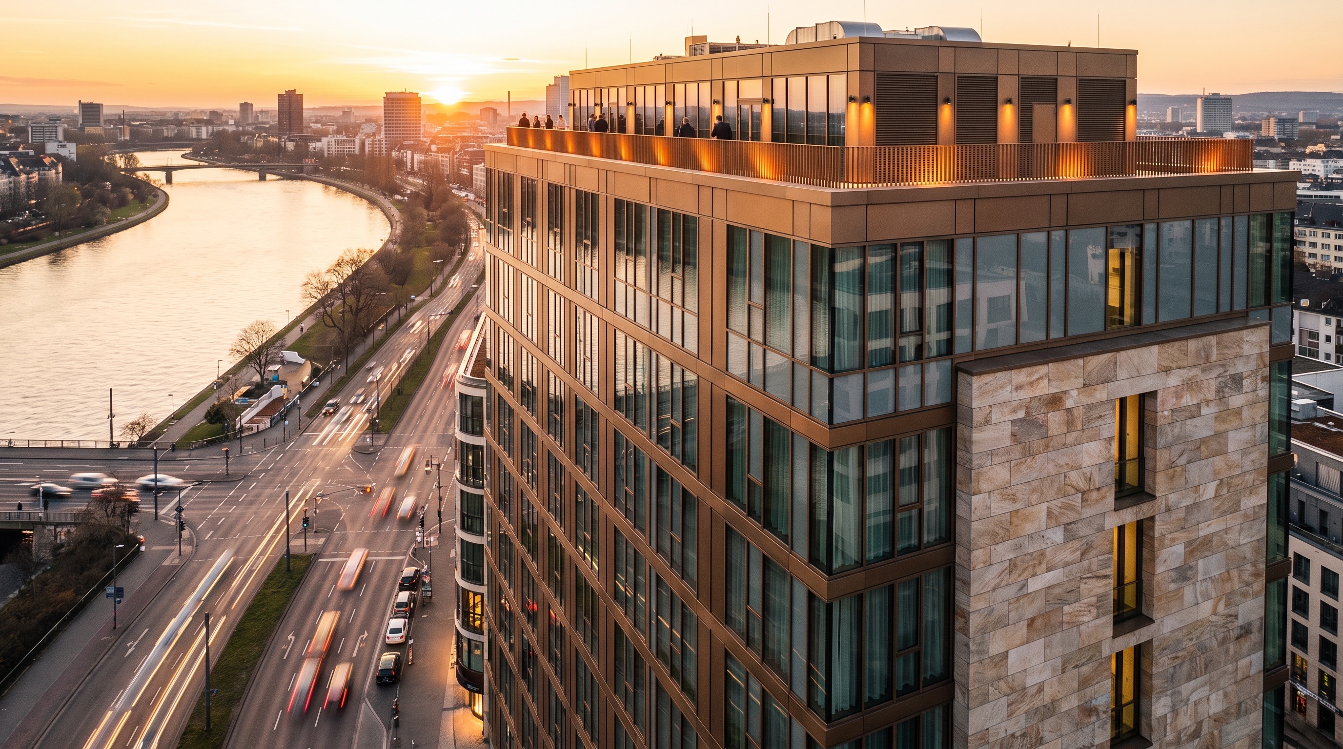 Modernes Stadthotel mit Rooftop-Bar in der Abendsonne, Skyline dahinter